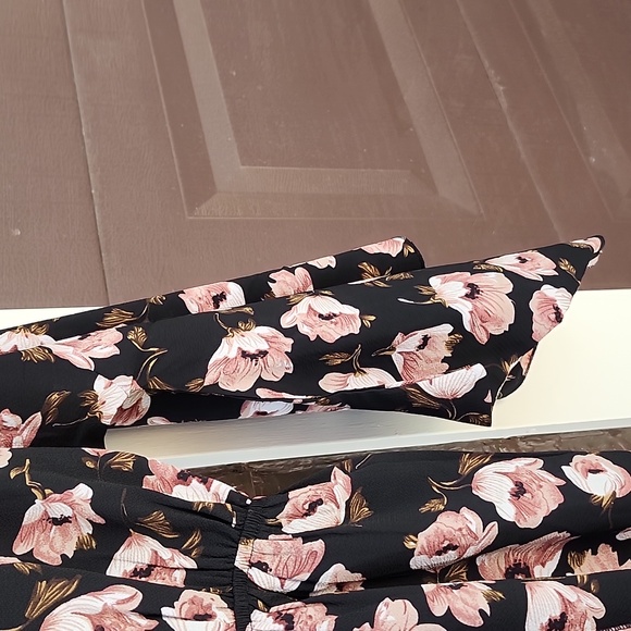 Forever 21 black/floral tie-front top - Picture 4 of 12